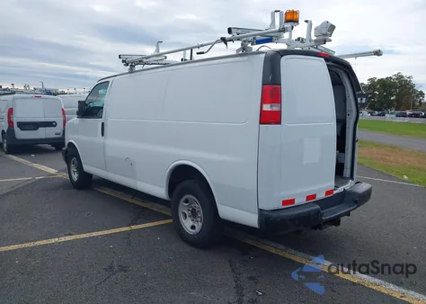 2017 Chevrolet Express 2500 Work Van z USA, uszkodzony, nr VIN 1GCWGAFFXH1277638